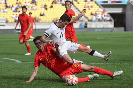 记者：利物浦等多支英超球队关注霍村21岁前锋拜尔本赛季6球4助德国天空体育名记FlorianPlettenberg报道，利物浦等多支英超球队有意霍芬海姆的德国前锋马克西米利安-拜尔。